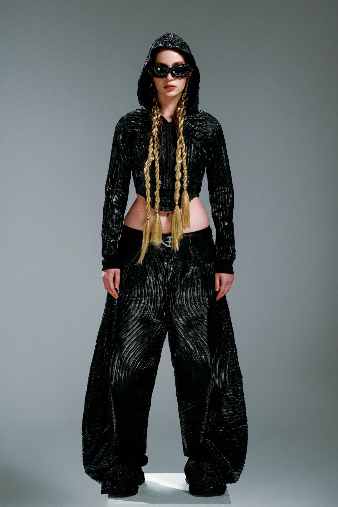 AWJW-002 Volt Shell Crop – Obsidian