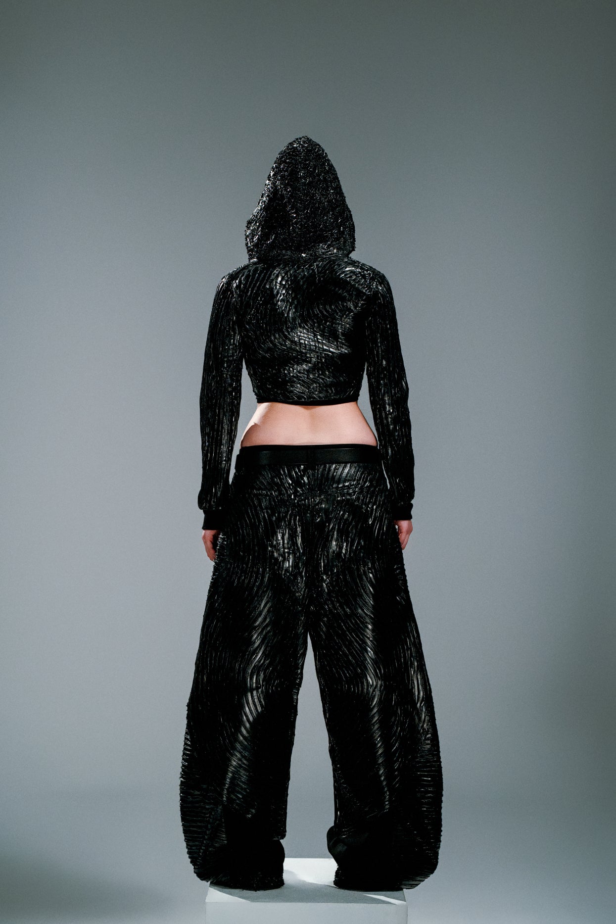 AWJW-002 Volt Shell Crop – Obsidian